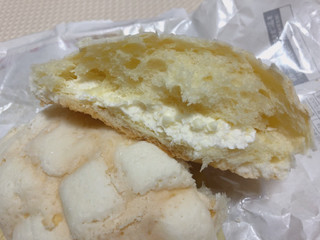 「ローソン 白いメロンパン 北海道産生クリーム使用」のクチコミ画像 by gggさん