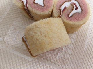 「ファミリーマート プチパク ロールケーキ いちご」のクチコミ画像 by gggさん