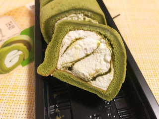 「ローソン Uchi Cafe’ SWEETS もち食感ロール 宇治抹茶＆ホワイトチョコ風味クリーム」のクチコミ画像 by やにゃさん