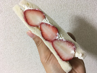 「セブン-イレブン おおきないちごのサンド」のクチコミ画像 by ごまちさん