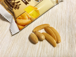 「亀田製菓 亀田の柿の種 チーズ味 袋20g」のクチコミ画像 by やにゃさん