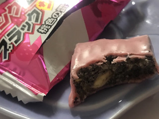 「有楽製菓 ピンクなブラックサンダー ミニサイズ プレミアムいちご味 袋12個」のクチコミ画像 by SweetSilさん