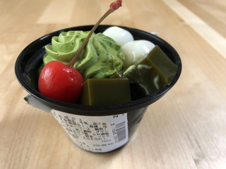 「セブン-イレブン 宇治抹茶の和ぱふぇ 抹茶葛餅添え」のクチコミ画像 by あいぽんまるさん