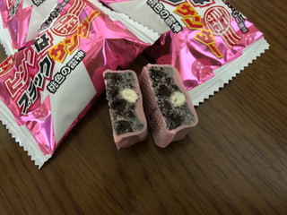 「有楽製菓 ピンクなブラックサンダー ミニサイズ プレミアムいちご味 袋12個」のクチコミ画像 by あんめろんさん