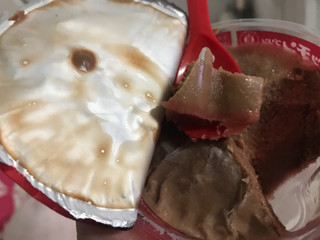「グリコ Bigプッチンプチン ミルクチョコ＆苺ソース カップ155g」のクチコミ画像 by SweetSilさん