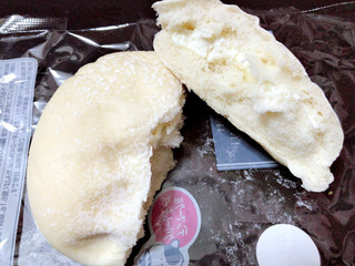 「ファミリーマート 白いチーズクリームパン」のクチコミ画像 by はなっコさん