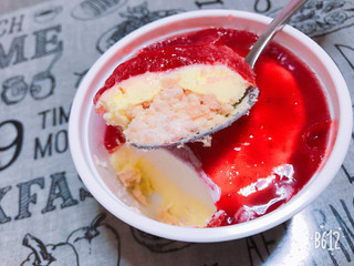 「シャトレーゼ デザートアイス 北海道産生クリームの苺ショートケーキ 袋125ml」のクチコミ画像 by すいーつはにーさん