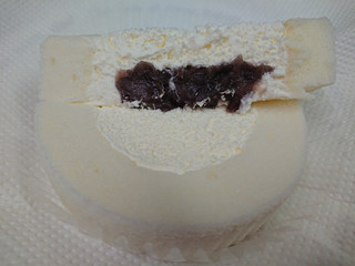 「ローソン Uchi Cafe’ SWEETS 新之助米粉のロールケーキ きたろまん小豆のつぶあん入り」のクチコミ画像 by SANAさん