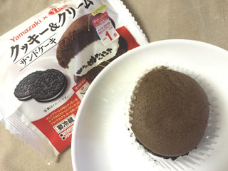 「ヤマザキ クッキー＆クリームサンドケーキ 袋1個」のクチコミ画像 by おっちゃまさん