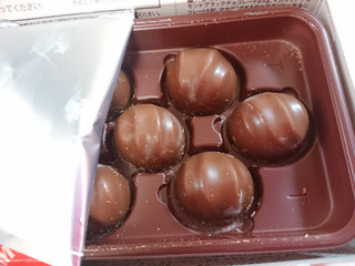「明治 マカダミアチョコレート 箱9粒」のクチコミ画像 by SANAさん
