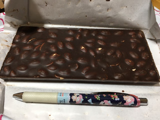 「chocolate negro con Almendras ENTERAS 200g」のクチコミ画像 by レビュアーさん