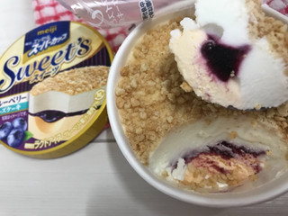 「明治 エッセル スーパーカップSweet’s ブルーベリーチーズケーキ カップ172ml」のクチコミ画像 by SweetSilさん