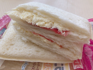 「ヤマザキ ランチパック ストロベリーチーズケーキ風味 袋2個」のクチコミ画像 by gggさん