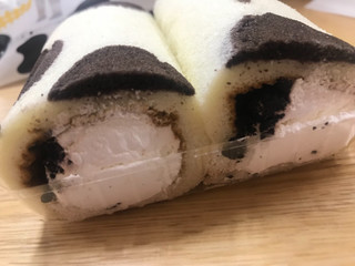 「ローソン ミニもち食感ロール クッキー入りクリーム 2個入」のクチコミ画像 by SweetSilさん