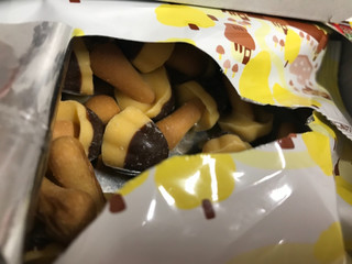 「明治 きのこの山 チョコバナナ味 箱66g」のクチコミ画像 by SweetSilさん