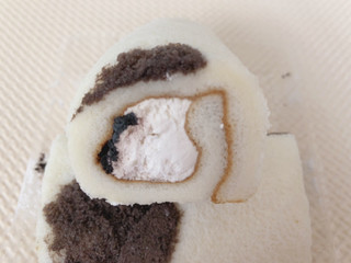 「ローソン ミニもち食感ロール クッキー入りクリーム 2個入」のクチコミ画像 by gggさん