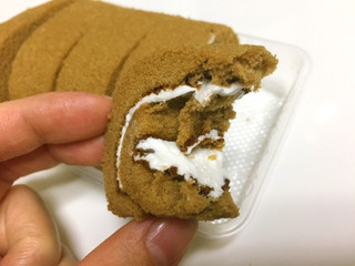 「ヤマザキ 5つに切ったロールケーキ 黒糖 袋5枚」のクチコミ画像 by gggさん