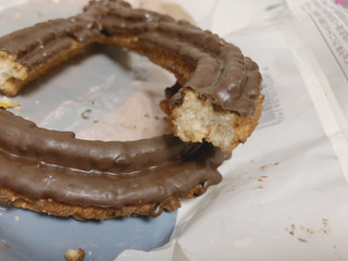 「ファミリーマート 全粒粉入りザクザク食感のクッキードーナツ チョコ」のクチコミ画像 by gggさん
