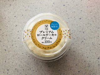 「ローソン Uchi Cafe’ SWEETS プレミアムロールケーキのクリーム」のクチコミ画像 by ばけがくさん