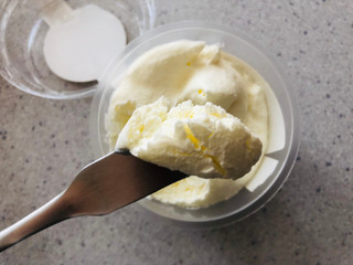 「ローソン Uchi Cafe’ SWEETS プレミアムロールケーキのクリーム」のクチコミ画像 by ばけがくさん