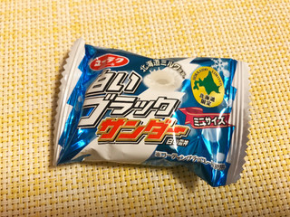 「有楽製菓 白いブラックサンダー ミニサイズ 北海道限定 袋137g」のクチコミ画像 by やにゃさん