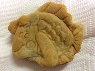 たい焼きくんバッチ Amazon | ピンバッチ【昭和レトロ】およげ！たいやきくん バッジ