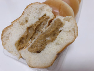「ヤマザキ 薄皮 アーモンド入りキャラメルクリームパン 袋5個」のクチコミ画像 by gggさん