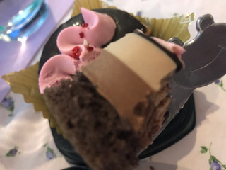 「ローソン Uchi Cafe’ SWEETS ルビーチョコレートのショコラケーキ」のクチコミ画像 by SweetSilさん