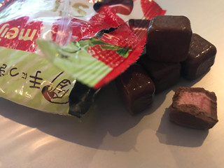 「明治 ストロベリーチョコレート CUBIE 袋28g」のクチコミ画像 by SweetSilさん