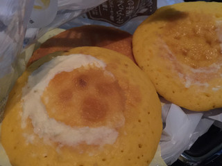 「ローソン 安納芋のもちっとパンケーキ 発酵バター入りクリーム 2個入」のクチコミ画像 by おばけさんだぞさん