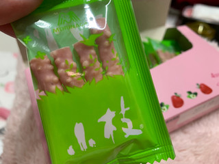 「森永製菓 小枝 あまおう苺味 箱4本×11」のクチコミ画像 by SweetSilさん