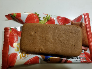 「明治 ストロベリーチョコレートアイスサンド 袋75ml」のクチコミ画像 by リぃさんさん
