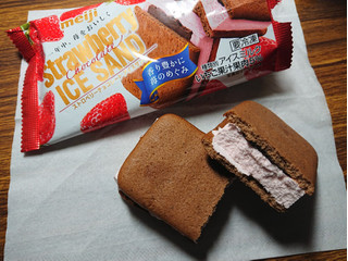 「明治 ストロベリーチョコレートアイスサンド 袋75ml」のクチコミ画像 by たむこーさん