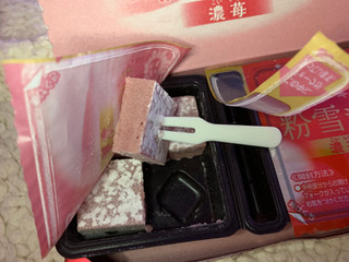 「ブルボン 粉雪ショコラ 濃苺 箱8個」のクチコミ画像 by SweetSilさん