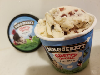 「BEN＆JERRY’S ミニカップ アイスクリーム チェリー ガルシア カップ120ml」のクチコミ画像 by 食い倒れ太郎さん