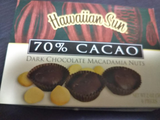 「Hawaiian Sun 70％CACAO ダークチョコレートマカダミアナッツ 箱114g」のクチコミ画像 by レビュアーさん