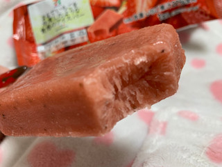 「セブンプレミアム まるでいちごを冷凍したような食感のアイスバー 袋70ml」のクチコミ画像 by SweetSilさん