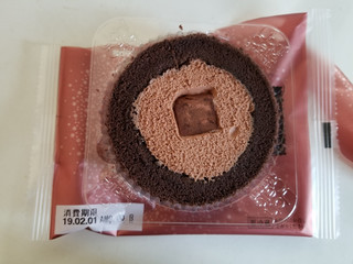 「ローソン 濃深生チョコロールケーキ」のクチコミ画像 by リぃさんさん