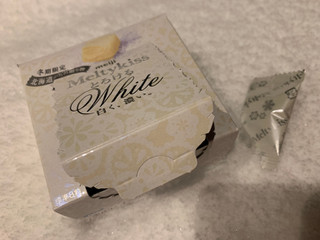 「明治 メルティーキッス とろけるホワイト 箱25g」のクチコミ画像 by SweetSilさん