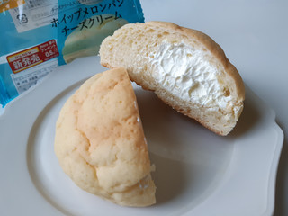 「Pasco ホイップメロンパン チーズクリーム 袋1個」のクチコミ画像 by MAA しばらく不在さん