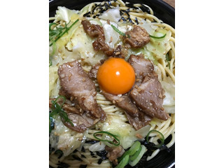 「ファミリーマート 炙り焼きチャーシューパスタ香ばしにんにく醤油」のクチコミ画像 by ピンクねこさん