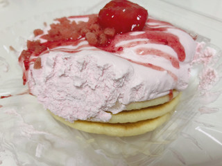 「ローソン いちごクリームのパンケーキ」のクチコミ画像 by gggさん