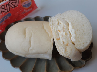 「ファミリーマート 白いコッペパン ミルククリーム」のクチコミ画像 by MAA しばらく不在さん