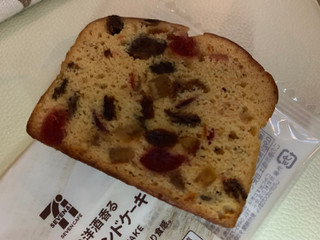 「セブンカフェ ほんのり洋酒香るフルーツパウンドケーキ 袋1個」のクチコミ画像 by SweetSilさん