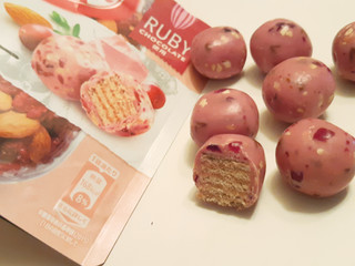 「ネスレ キットカット 毎日のナッツ＆クランベリー ルビー 袋31g」のクチコミ画像 by MAA しばらく不在さん