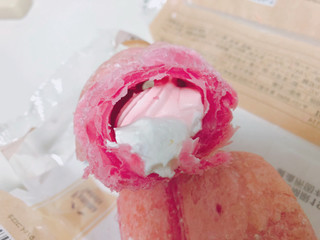 「ファミリーマート 冷やして食べるパイコロネ いちご＆ミルク」のクチコミ画像 by gggさん