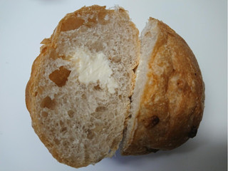 「ローソン マチノパン もち麦とくるみのチーズクリームパン 2個入」のクチコミ画像 by レビュアーさん