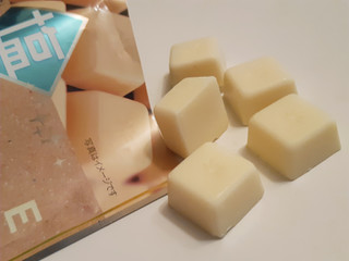 「平塚製菓 塩キューブホワイトチョコレート 袋33g」のクチコミ画像 by MAA しばらく不在さん