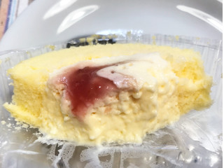「ローソン Uchi Cafe’ SWEETS×八天堂 かすたーど苺ロールケーキ」のクチコミ画像 by やにゃさん