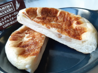 「ファミリーマート ファミマ・ベーカリー 平焼きクルミチーズパン」のクチコミ画像 by MAA しばらく不在さん
